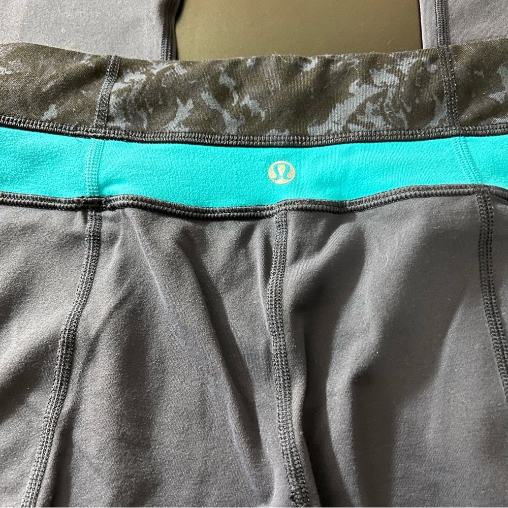 Lululemon Skinny Groove Pant. Full-On Luon. Inkwell. Size 4 Yoga Skinny Fit. - Picture 2 of 6